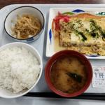 B定食(豆腐とひき肉の玉子とじ)