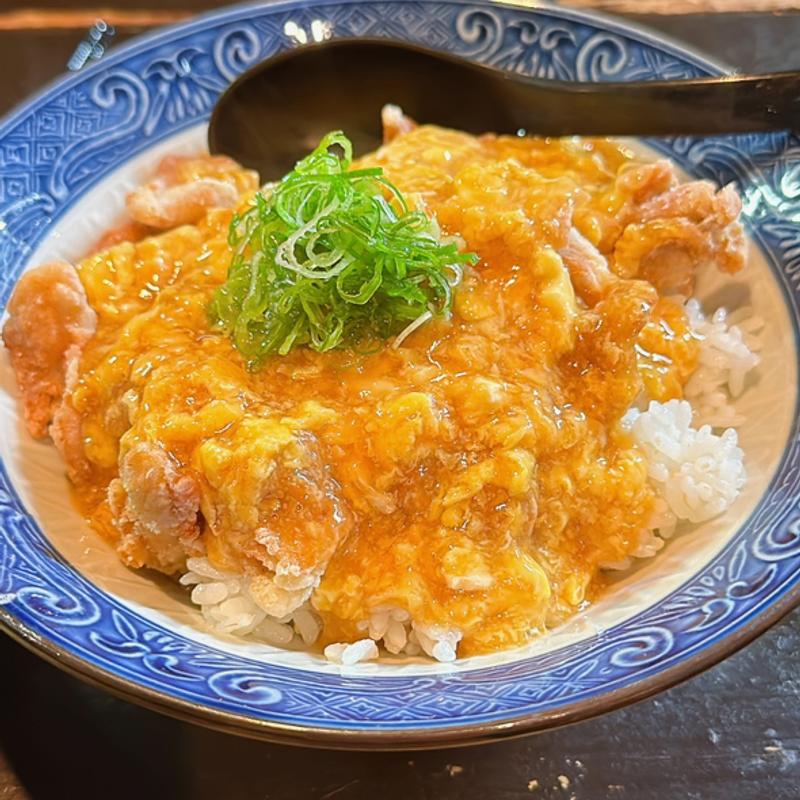 鶏の唐揚げあんかけ卵丼(もぐら )