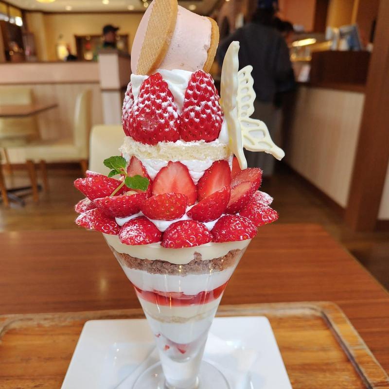 苺のショートケーキパフェ(パティスリー ロアジス)