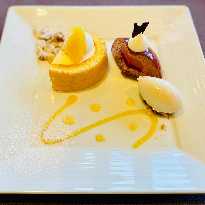 ケーキアソルティ（おすすめケーキ2種類とアイスの盛り合わせ）(一夜城ヨロイヅカファーム)