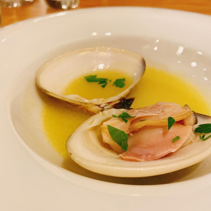 大ハマグリの白ワイン蒸し（1ピース）(lotus osteria)