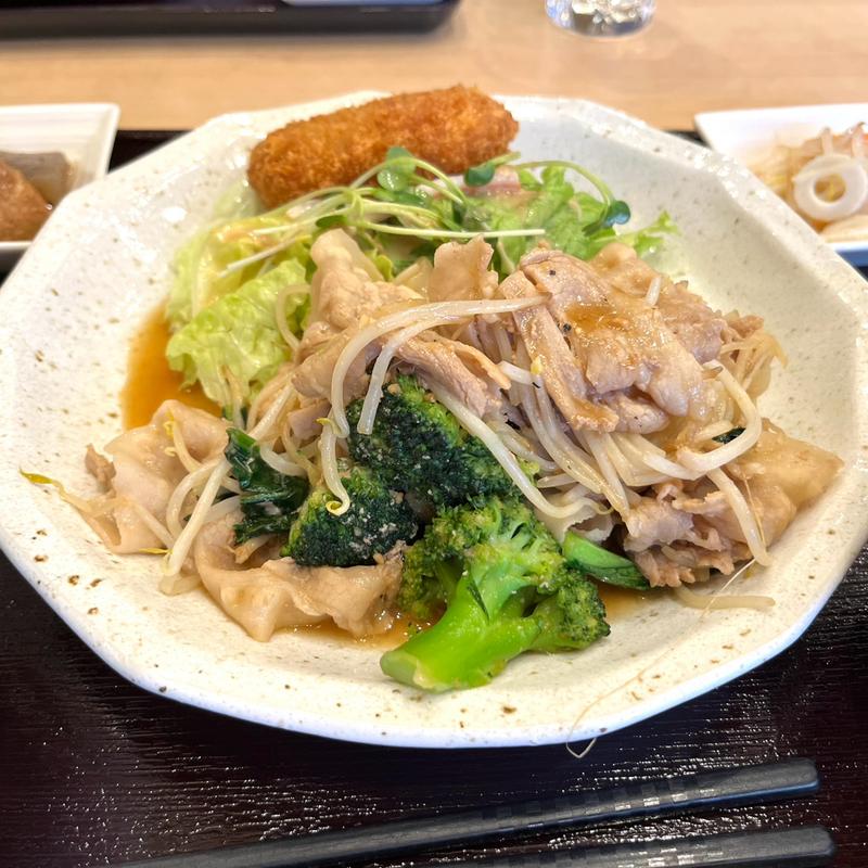 日替わりランチ　豚肉とブロッコリーのガリバタ炒めと牛肉コロッケ(絆 旬の肴と和み酒場)