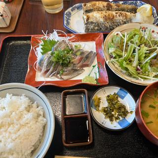 いわし刺と鯖の塩焼き(大衆酒場 朝霞 ミフネ)
