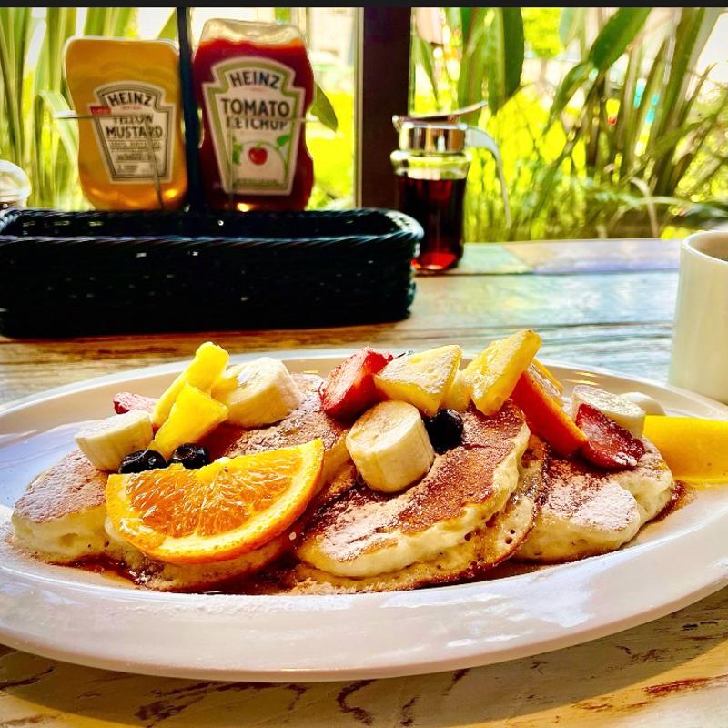 クラッシックパンケーキ＋フルーツミックス(コナズ珈琲足立)