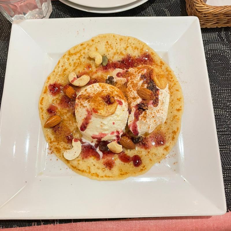 バグレール"モロッコクレープにアイスクリームとドライフルーツ添え"(ル・マグレブ)