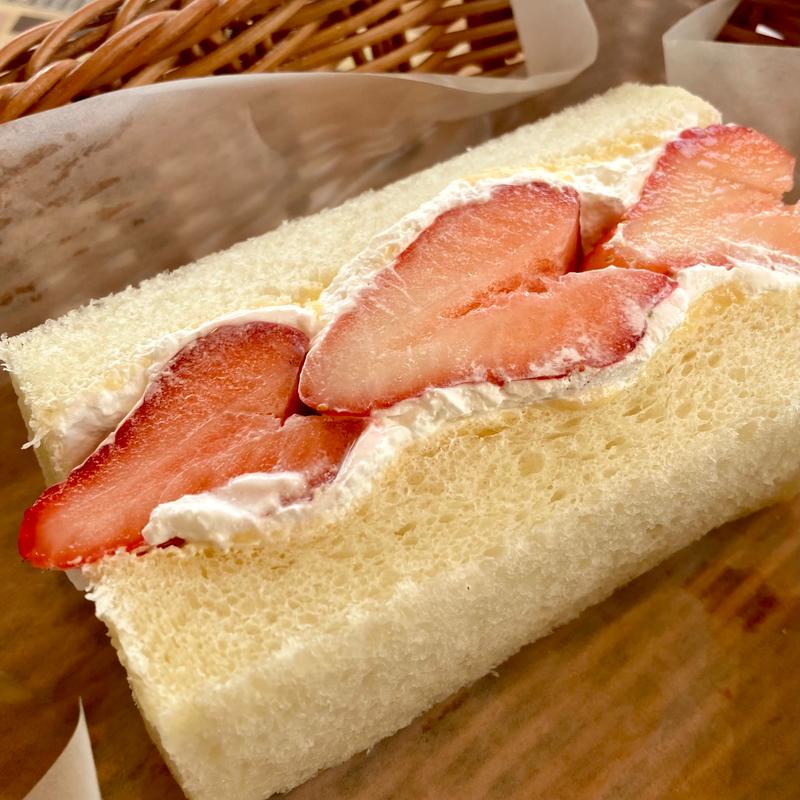 いちごサンド(ぱんろーど・しらとりの郷)