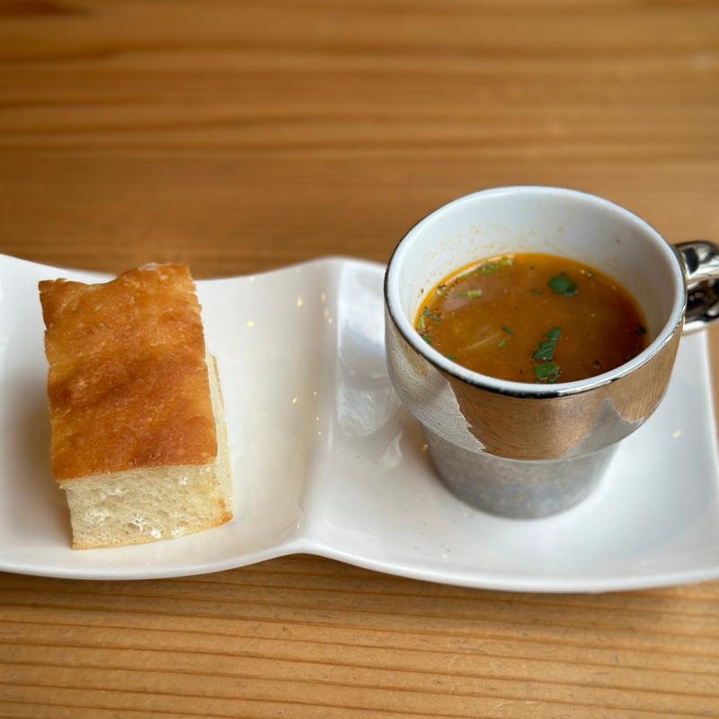 ミネストローネスープとフォカッチャ(イタリア料理 MOMIJI（モミジ）)