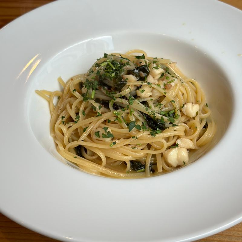 真鯛と生ワカメのオイルベースリングイネ(イタリア料理 MOMIJI（モミジ）)