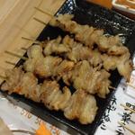 鶏皮(もつ焼き まめ幸)