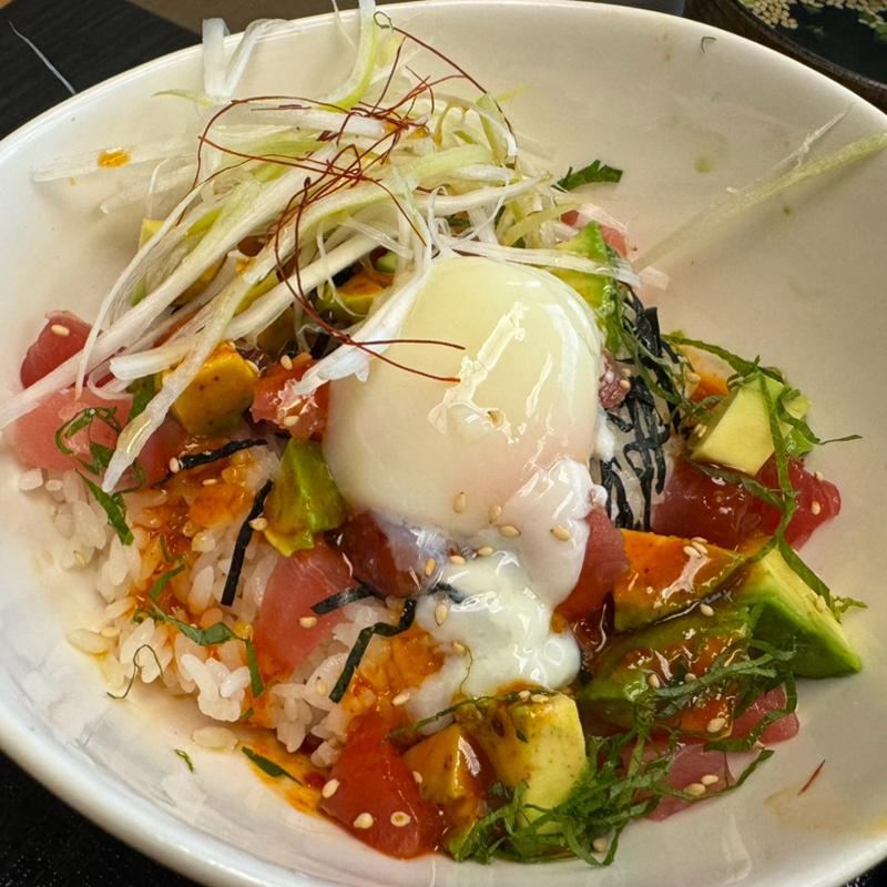 マグロアボガド丼(とうふ旬菜 心音)