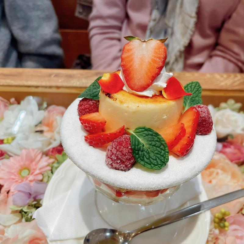 苺とピスタチオムースのフレジェ風(パフェ&ジェラート ラルゴ)