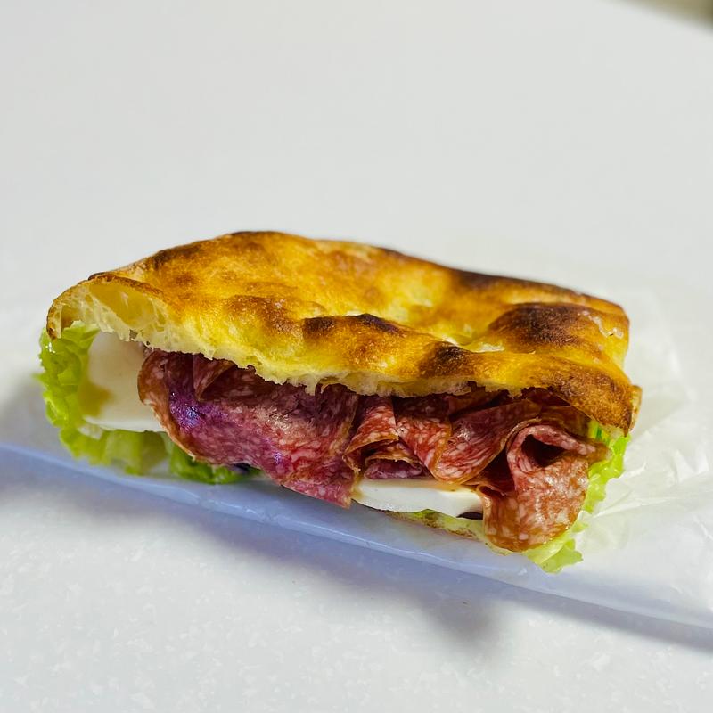 直焼きフォカッチーノ　サラミ＆モッツァレラ(プリンチ 代官山T-SITE)