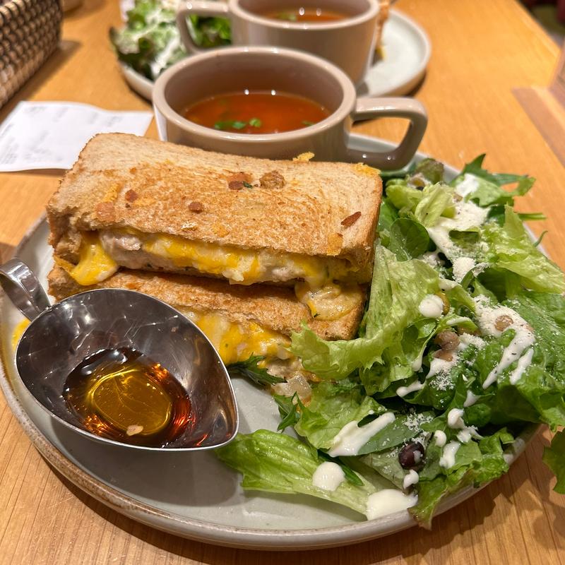 ツナと焼きリンゴのチーズメルトサンドメープルシロップがけ(MARFA CAFÉ)