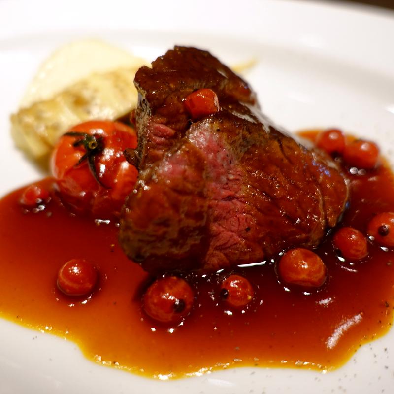 蝦夷鹿のソテー　すぐりのソース(キャトルラパン （quatre lapin）)