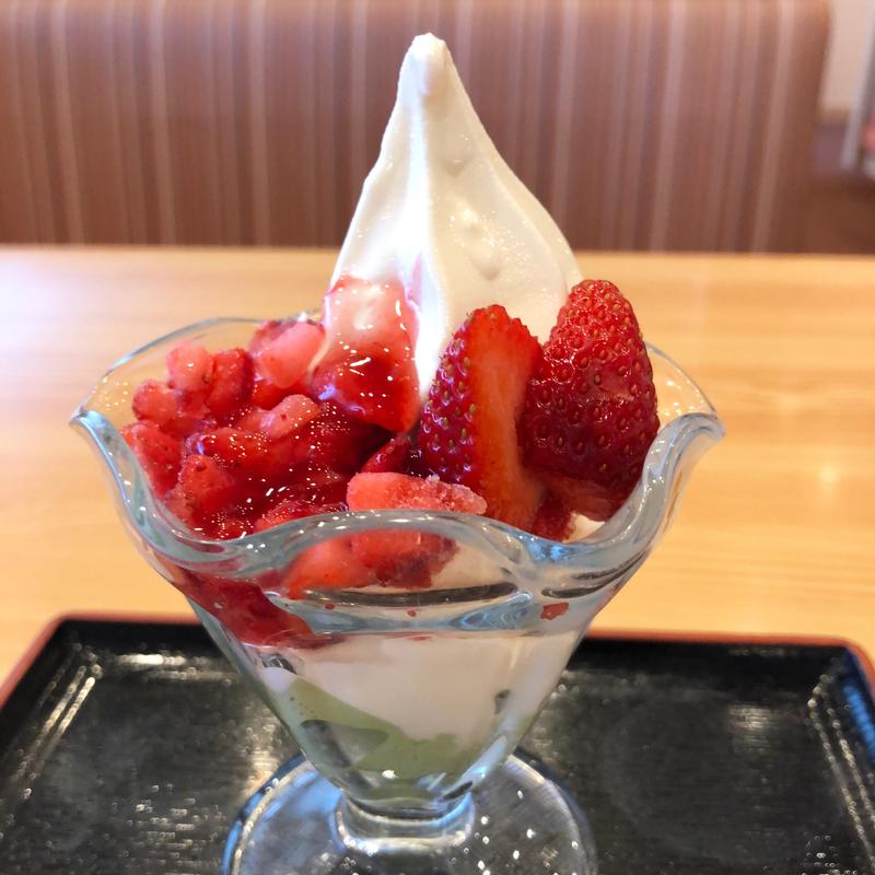 ミニ苺とピスタチオパフェ(とんでん 花畑店)