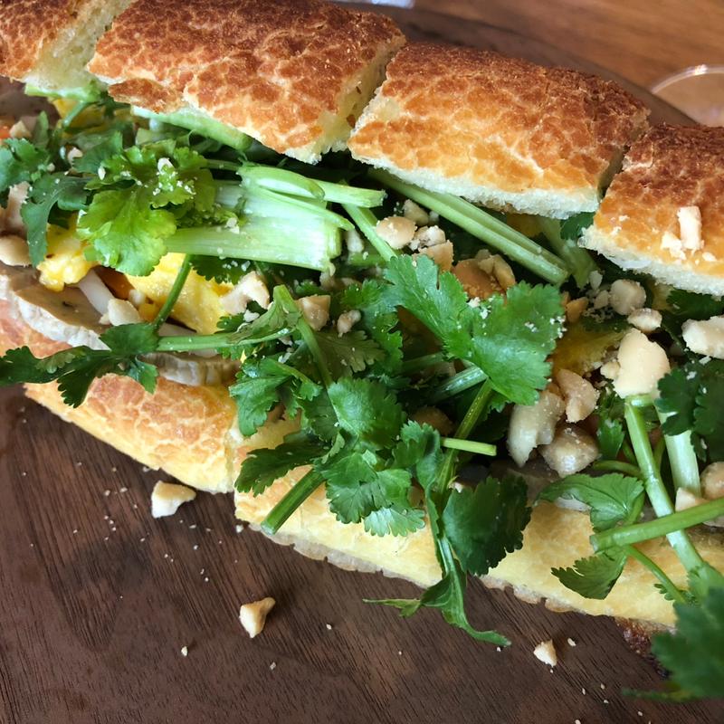 オリジナルバインミーに卵トッピング(スタンドバインミー)