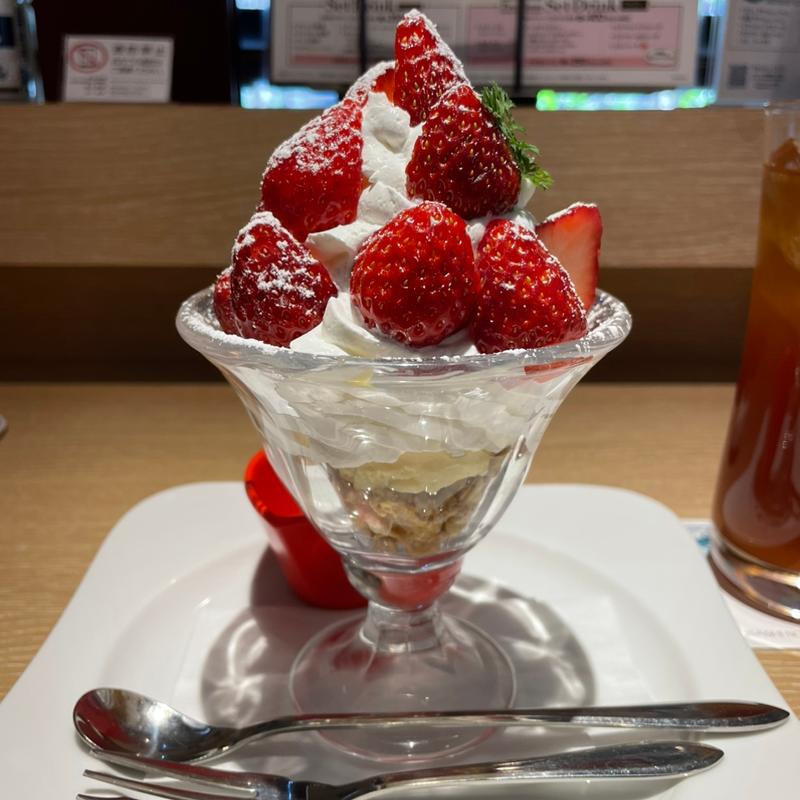 たっぷり国産フレッシュいちごパフェ(むさしの森珈琲 城山店)