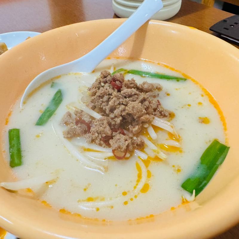ハーフ台湾豚骨ラーメン(台湾料理 金盛軒)