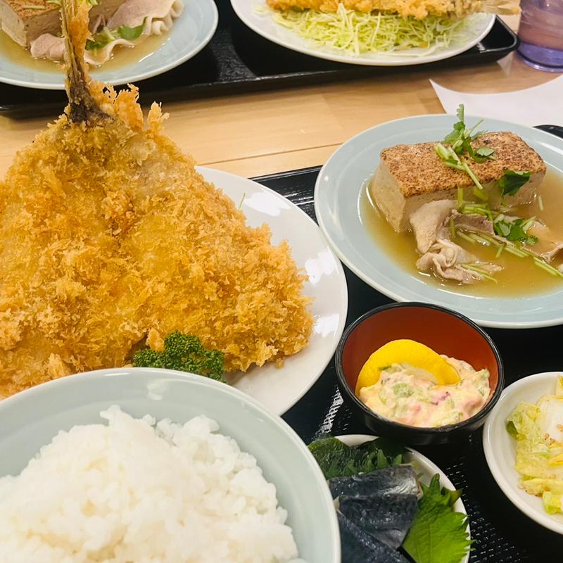 少しレアなアジフライ定食(魚の店 オカモ倶楽部 丸の内店)