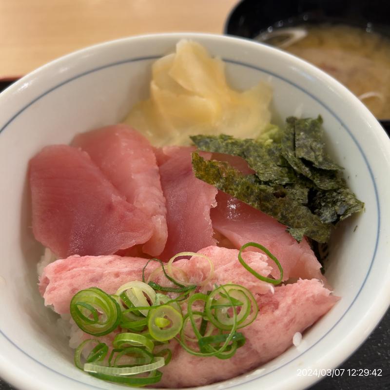 まぐろたたきの白鉄火丼(目利きの銀次 神保町駿河台下店)