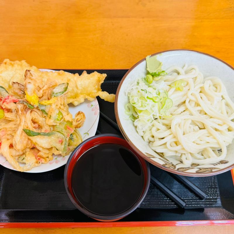 つけうどん中盛り＋深谷ねぎと紅生姜のかき揚げ＋イカの天ぷら(武村さぬきうどん 熊谷市場店)