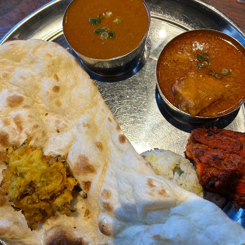 ジェントルマンセット（カレー2種、サラダ、ナン、ライス、タンドリーチキン、かき揚げ？）(インド料理スーリヤ 芝店 田町店)
