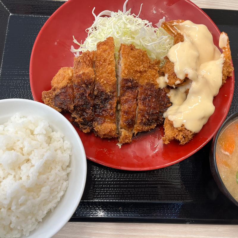 海老マヨとチキンカツの合い盛り定食(かつや　福岡野多目店)