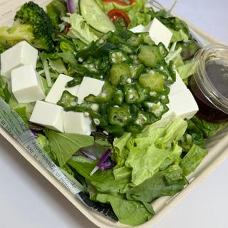 豆腐＆オクラと12品目野菜のヘルシーサラダ(ヘルシー&グリル マドズ 六本木本店)