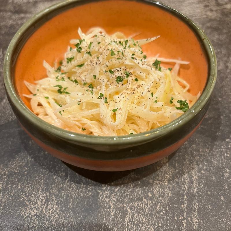 新じゃがとホワイトアスパラのシャキシャキポテサラ(フレンチ居酒屋 Bistro TRAD)