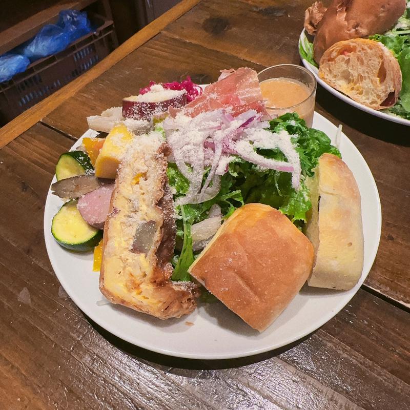 サラダプレート(パンとビストロ 高円寺FLAT)