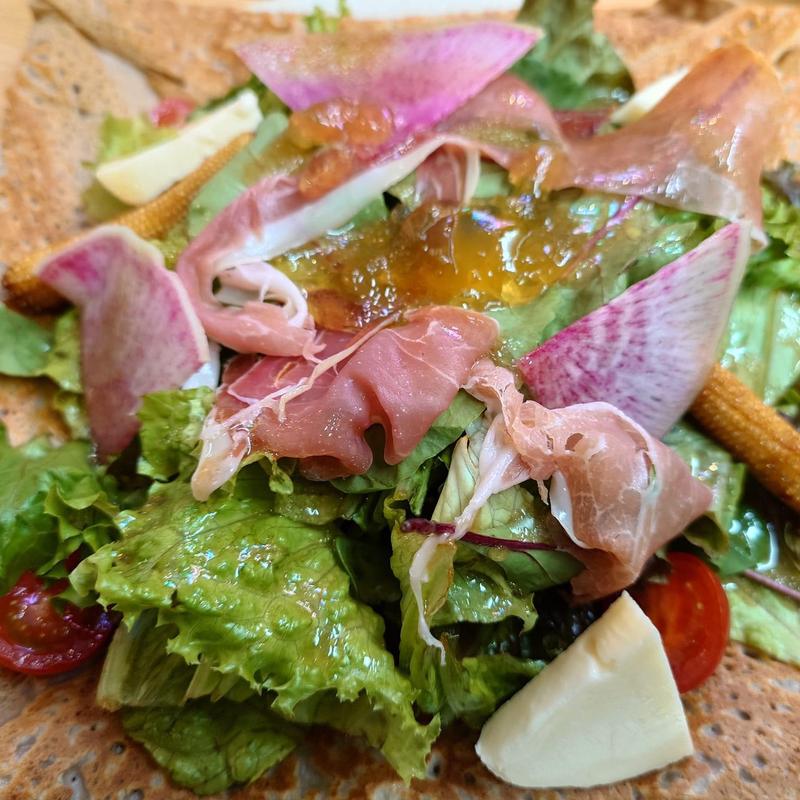 生ハムとカマンベールチーズ・季節の野菜のサラダガレット(オリジナルパンケーキハウス有明ガーデン)