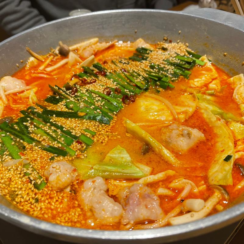 和牛もつ鍋（赤）(三方)