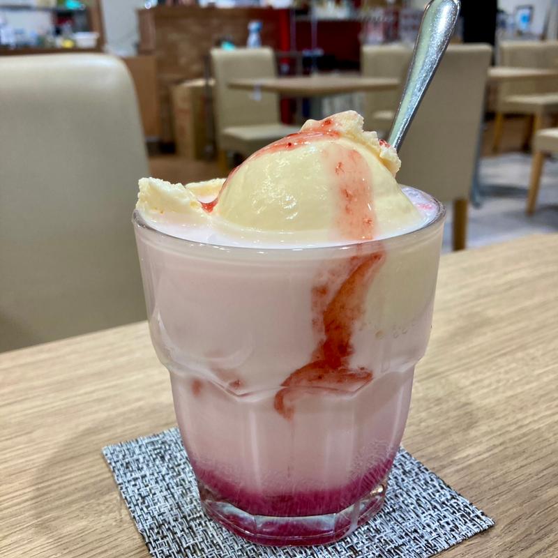 いちごクリームフロート(スタイリッシュカフェスパッソ)
