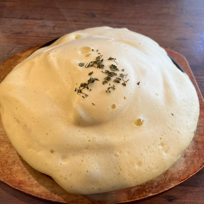 チキンピラフの鉄板ふわふわオムライス(Ailnoir アイノワール)