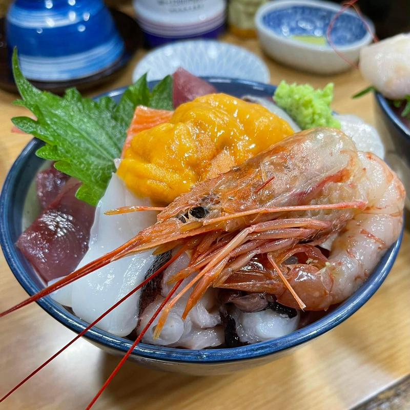 海鮮丼 中盛り(Kitchen 馬鹿や)