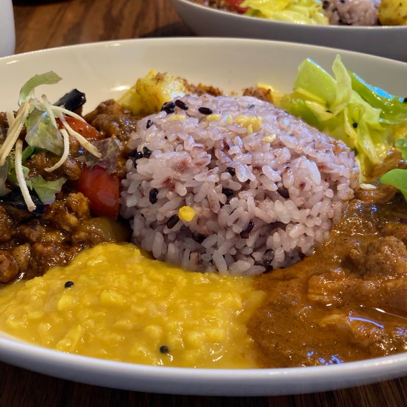 あいがけカレー(パパド付き)(kiiro)