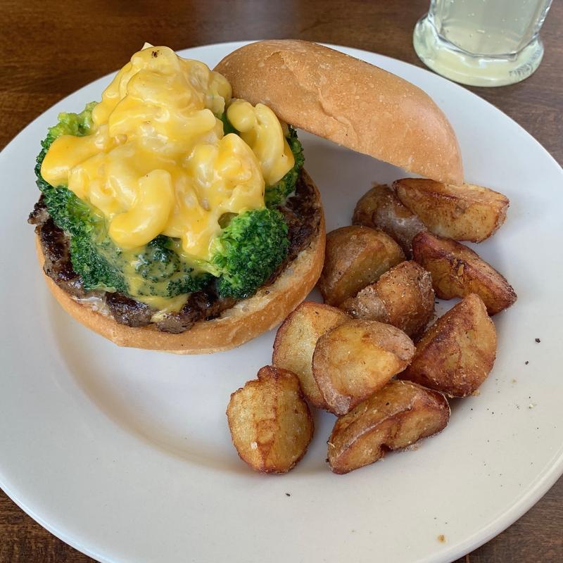 マッケンブロッコリーチーズバーガー(BURGER PARK)