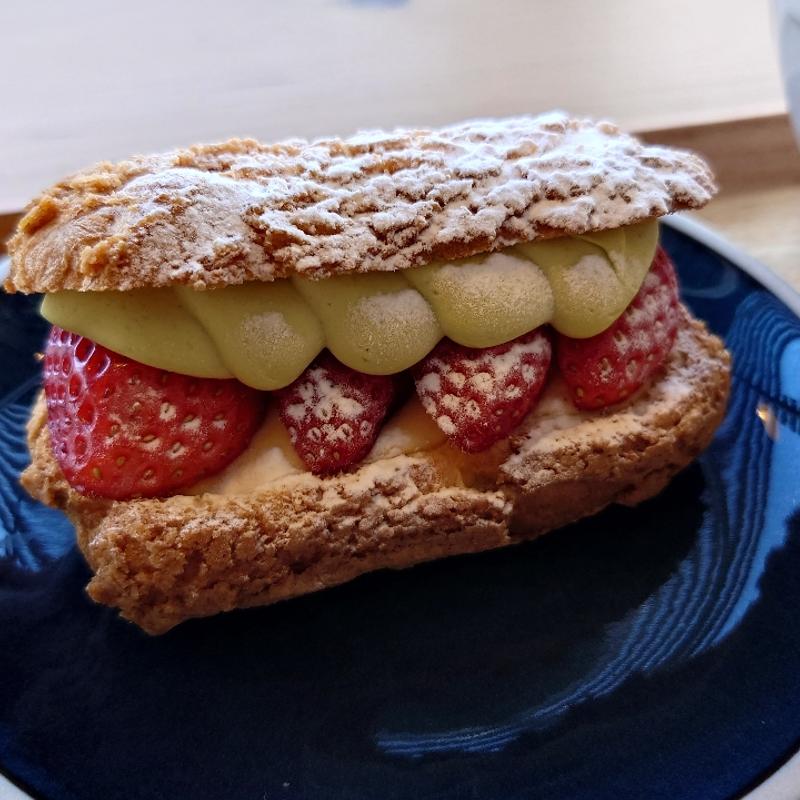 ピスタチオ苺エクレア(cafe&cake Kicca)