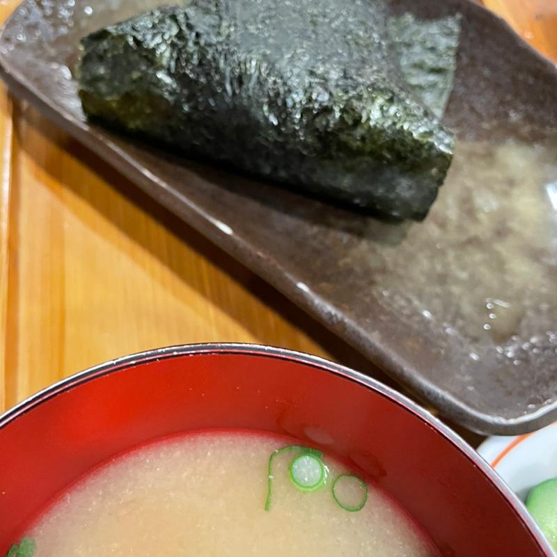 鮭のおにぎり(居酒屋 まつば)