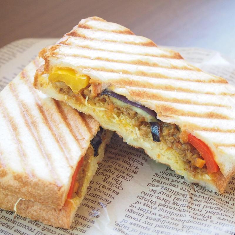 夏野菜ごろっとチーズカレーのホットサンド(Sandwich&Cafe INVIGO)