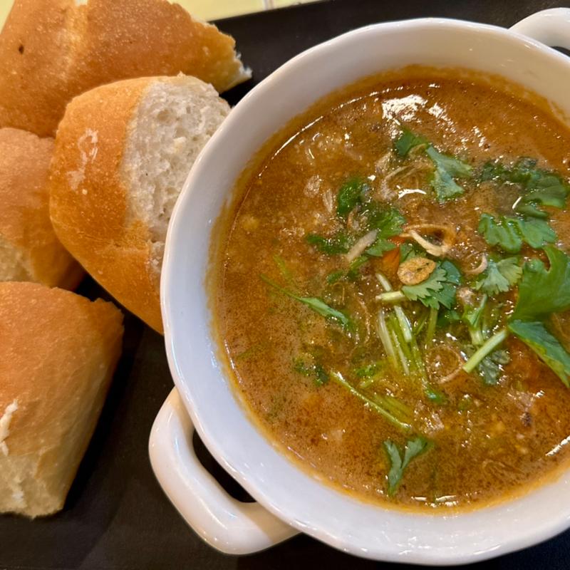 バインミーダラット(バインミーと豆腐きのこスープ)(オーサカバインミー (Bánh mì bà Trần))