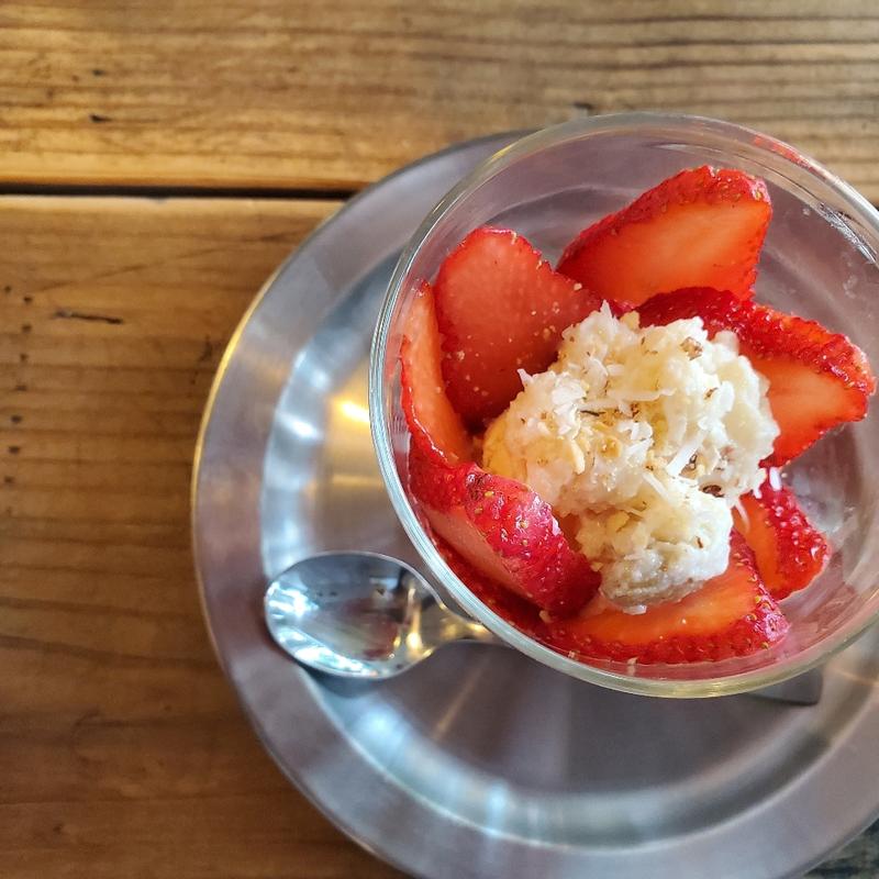 限定イチゴパフェ(スパイシーカレーHalal Hub)