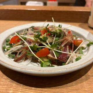 初カツオのワラ焼き　新玉ねぎと香味野菜のサラダ(tsugumi)