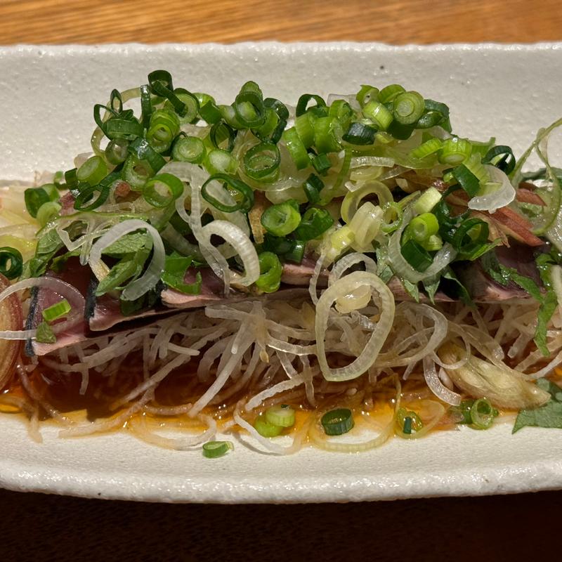 薬味たっぷりカツオのタタキ(ごち )