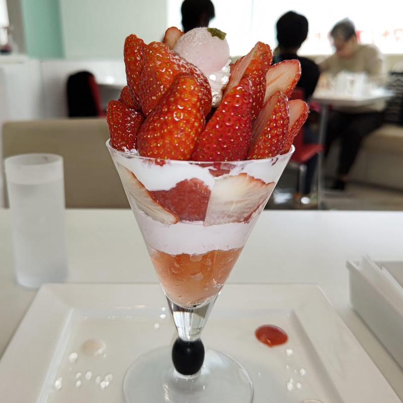 スペシャル苺パフェ(タカノフルーツパーラー 新宿高島屋店 )