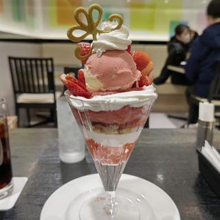 苺のパフェ(タカノフルーツパーラー 横浜高島屋店 )