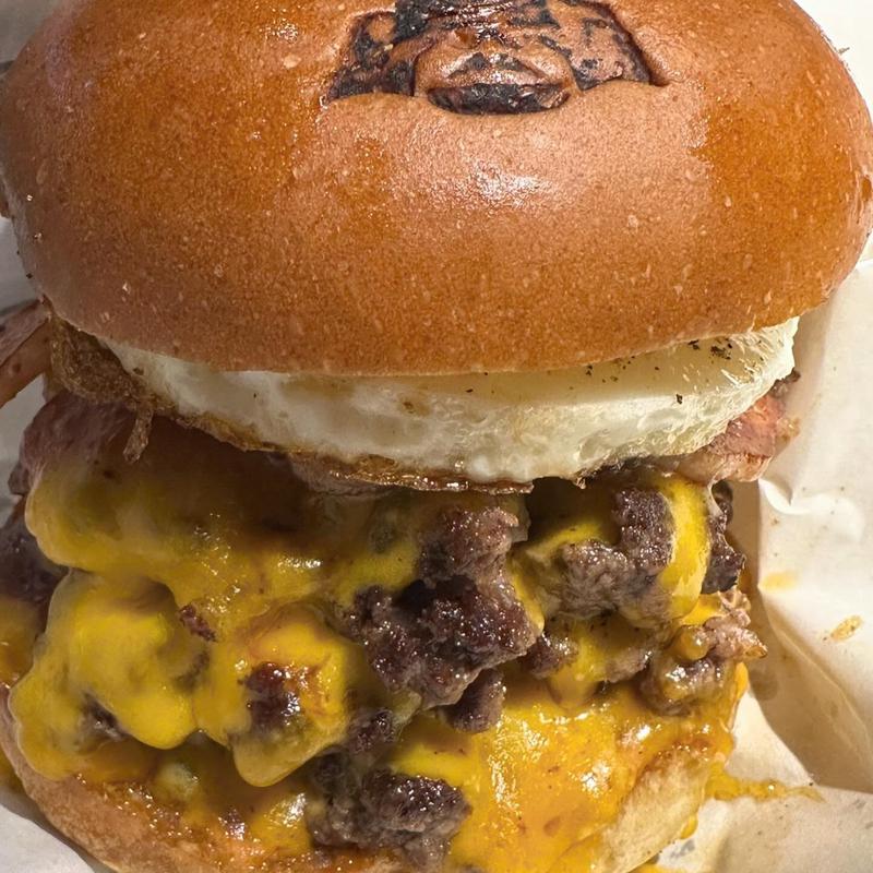 トリプルチーズバーガー ベーコン 目玉焼き(ショーグンバーガー 新宿総本店（SHOGUN BURGER Shinjyuku）)