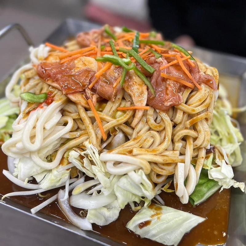 亀山味噌焼きうどん 豚肉ホルモン追加(かめやま食堂 )