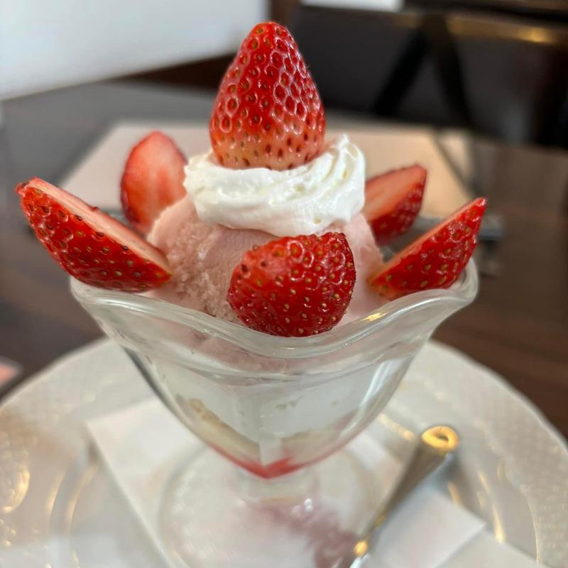 苺のショートケーキパフェ(星乃珈琲店 西新宿2号店)