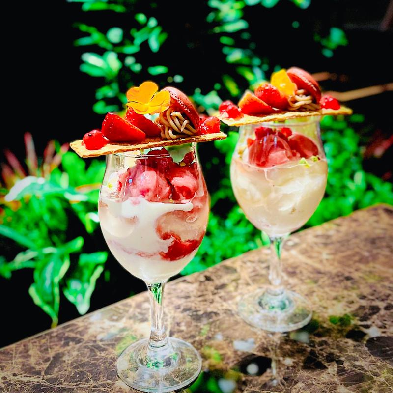 ラズベリーとフロマージ ュブランのパフェ(BABYFACE SKYTERRACE あべのハルカス)